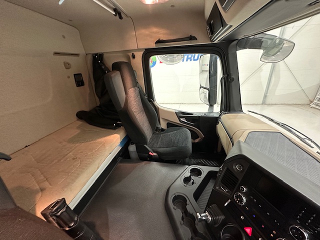 Mercedes Actros 1824 4×2 Sleeper Cab Box Van