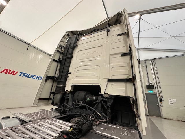 Volvo FH 460 Euro 5 6×2 Tractor Unit Safari Edition