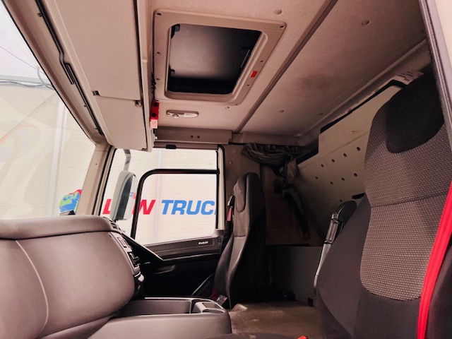 DAF CF 220 4×2 Sleeper Cab Curtainsider