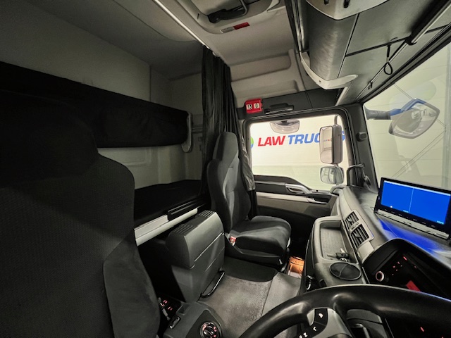 MAN TGM 18.250 4×2 Sleeper Cab Curtainsider