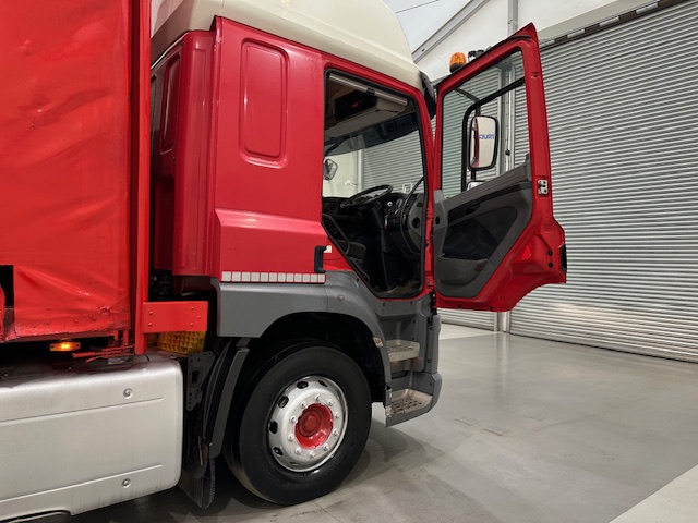 DAF CF 290 6×2 Rear Lift Sleeper Cab Curtainsider