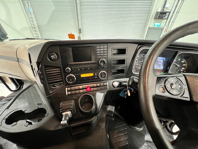 Mercedes Actros 1824 4×2 Sleeper Cab Curtainsider