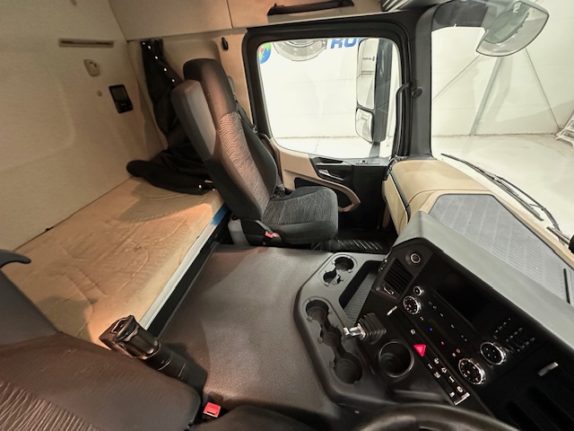 Mercedes Actros 1824 4×2 Sleeper Cab Box Van