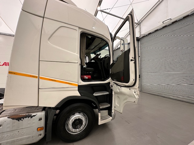 Volvo FH 460 6×2 Midlift Tractor Unit