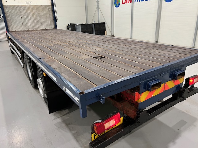 Volvo FM 330 6×2 Rear Lift Sleeper Cab Flatbed