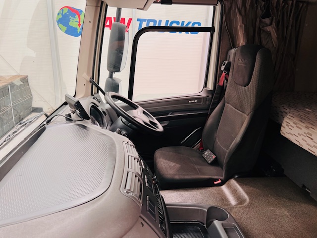 DAF CF 220 4×2 Sleeper Cab Curtainsider