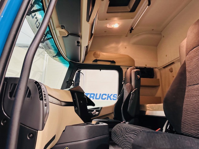 Mercedes Actros 1830 Sleeper Curtainsider Box Van