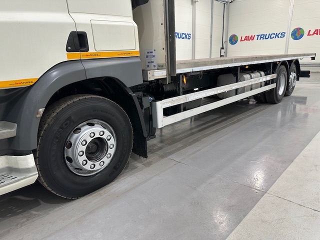 DAF CF 330 6×2 Rear Lift Sleeper Cab Flatbed
