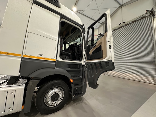 Mercedes Actros 2545 6×2 Midlift Tractor Unit