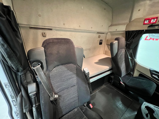Mercedes Actros 1824 4×2 Sleeper Cab Curtainsider