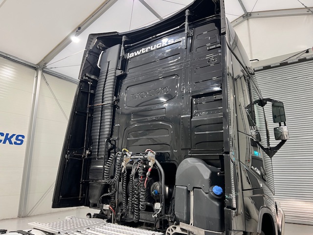 Volvo FH 500 6×2 Midlift Tractor Unit Safari Edition