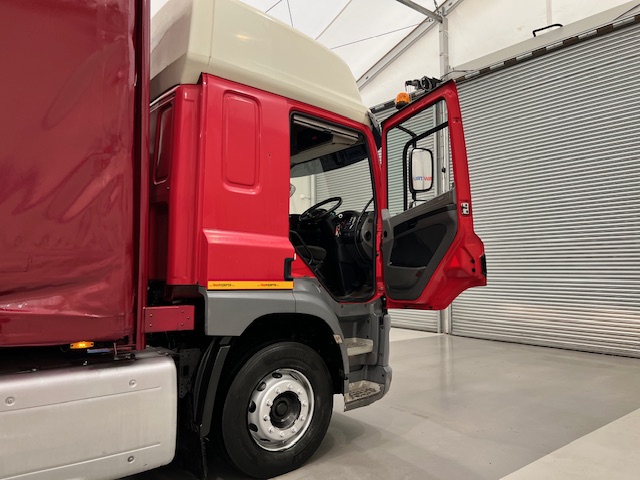 DAF CF 290 6×2 Rear Lift Sleeper Cab Curtainsider