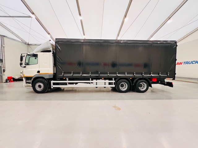 DAF CF 330 6×2 Rear Lift Sleeper Cab Curtainsider