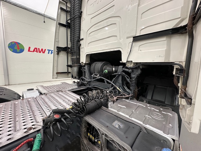 Volvo FH 460 Euro 5 6×2 Tractor Unit Safari Edition