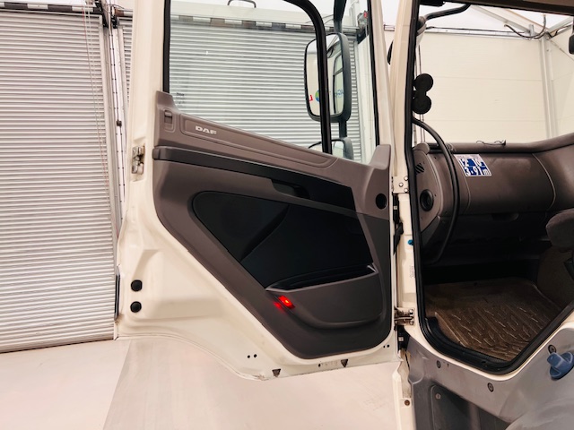 DAF CF 290 6×2 Rear Steer Fridge Box