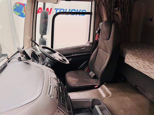 DAF CF 220 4×2 Sleeper Cab Curtainsider