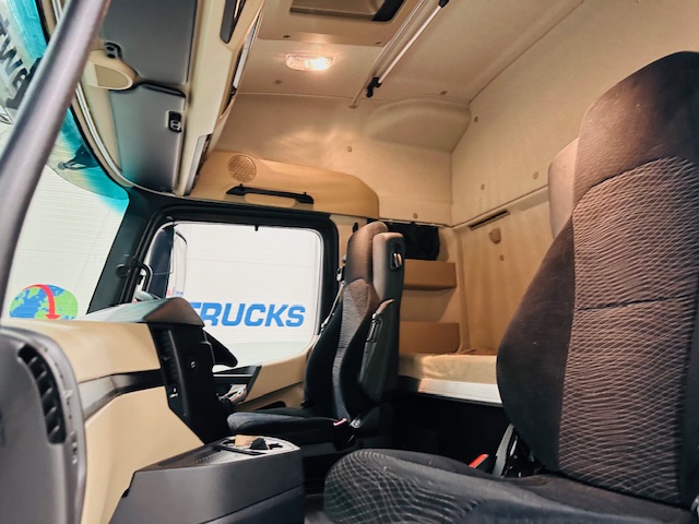 Mercedes Actros 1830 Sleeper Curtainsider Box Van