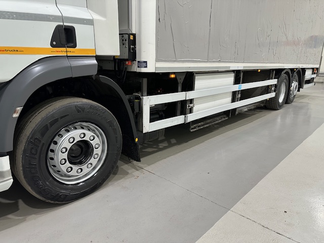 DAF CF 330 Rear Lift Day Cab Fridge Box