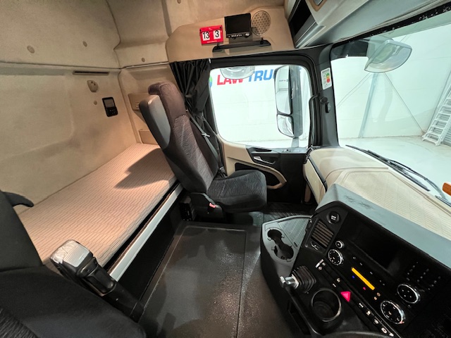 Mercedes Actros 1824 4×2 Sleeper Cab Curtainsider