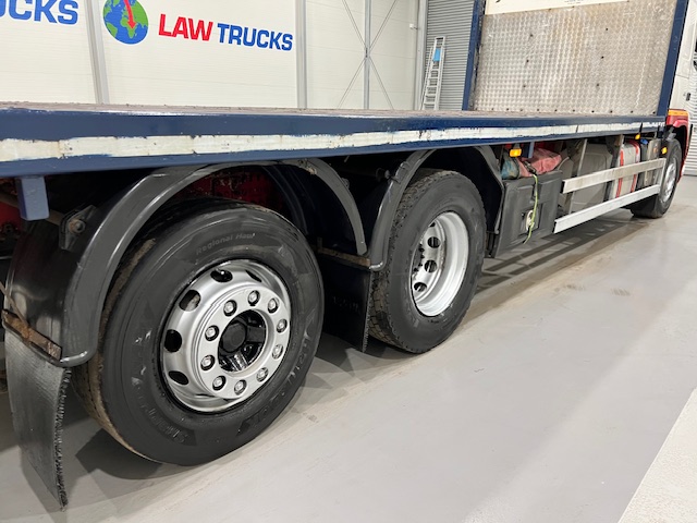 Volvo FM 330 6×2 Rear Lift Sleeper Cab Flatbed
