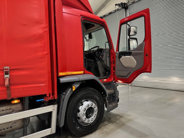 DAF LF 250 Sleeper Cab Curtainsider