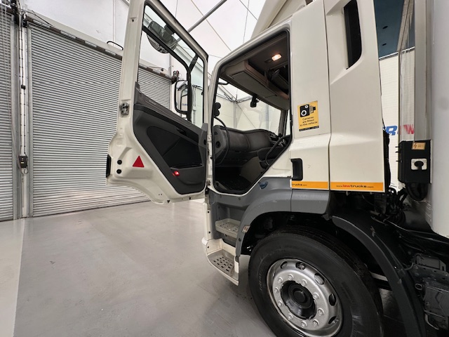 DAF  CF 290 6×2 Rear Steer Fridge Box
