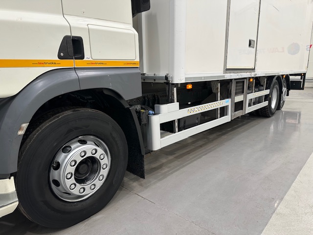 DAF CF 330 6×2 Sleeper Cab Fridge Box