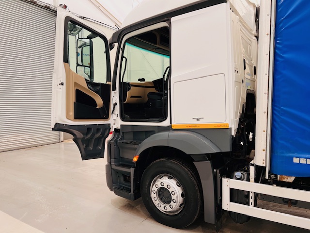 Mercedes Actros 1830 Sleeper Cab Curtainsider