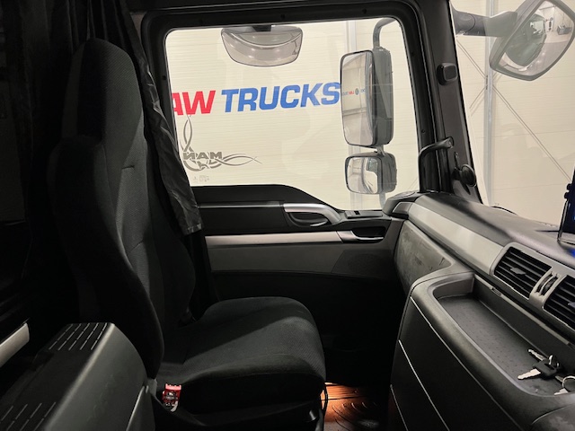 MAN TGM 18.250 4×2 Sleeper Cab Curtainsider