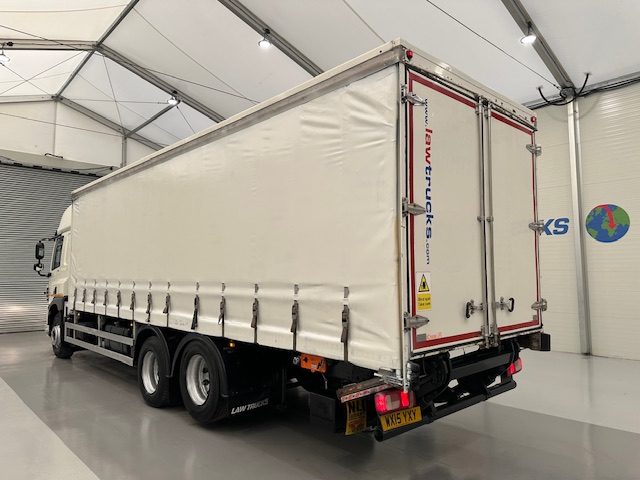 DAF CF 330 6×2 10 Tyre Sleeper Cab Curtainsider