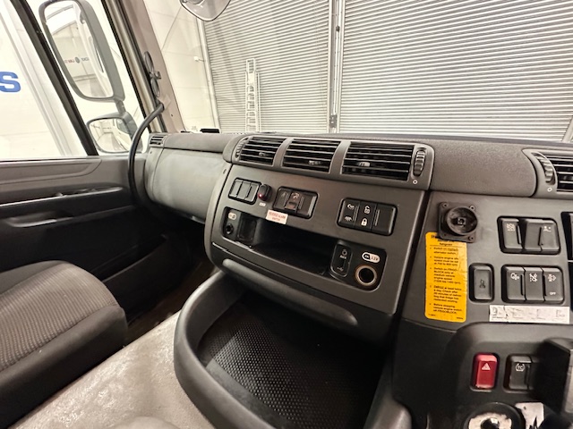 DAF CF 290 6×2 Rear Steer Fridge Box