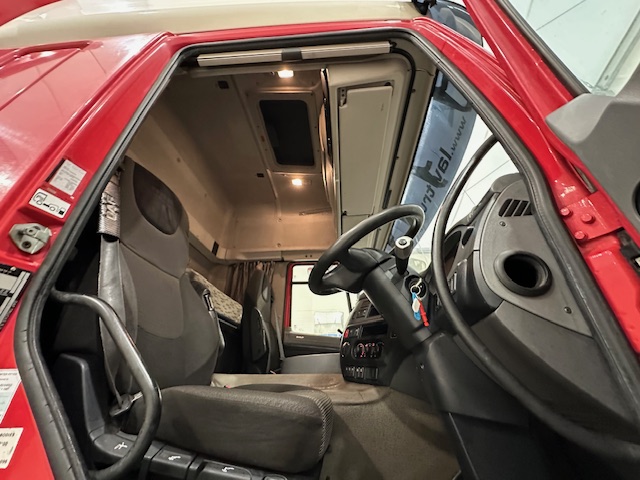 DAF CF 290 6×2 Rear Lift Sleeper Cab Curtainsider