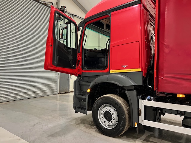 Mercedes Actros 2533 6×2 Sleeper Cab Curtainsider