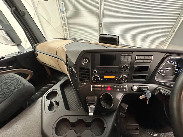 Mercedes Actros 1824 4×2 Sleeper Cab Box Van