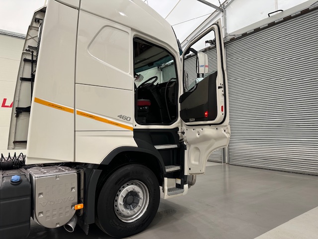 Volvo FH 460 Euro 5 6×2 Tractor Unit Safari Edition