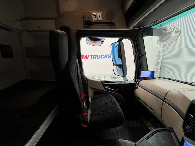 Mercedes Actros 2530 Rear Lift Sleeper Cab Curtainsider