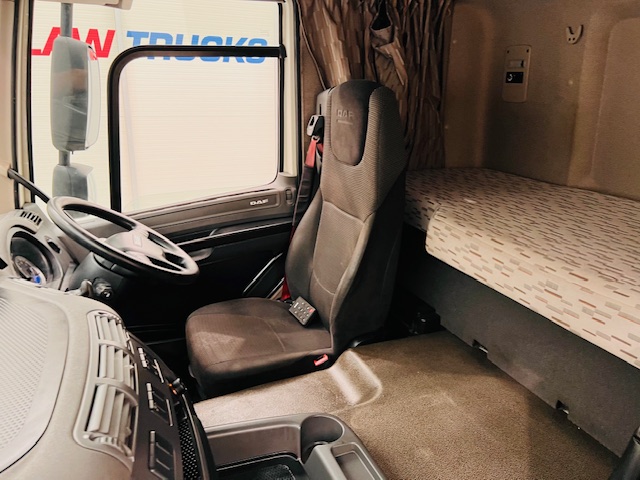 DAF CF 220 4×2 Sleeper Cab Curtainsider
