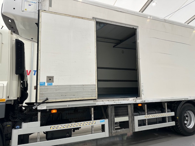 DAF CF 330 6×2 Sleeper Cab Fridge Box