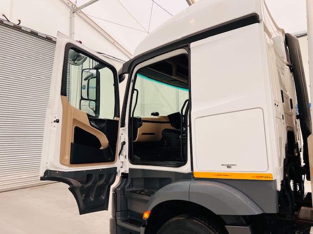 Mercedes Actros 1830 Sleeper Cab Curtainsider