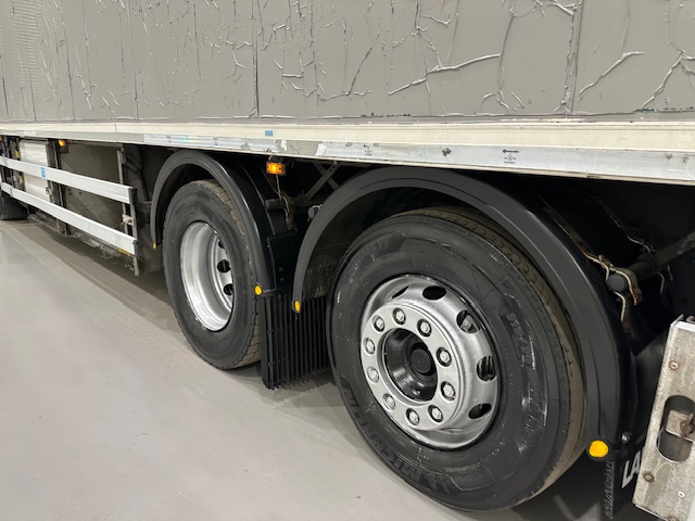DAF CF 330 Rear Lift Day Cab Fridge Box