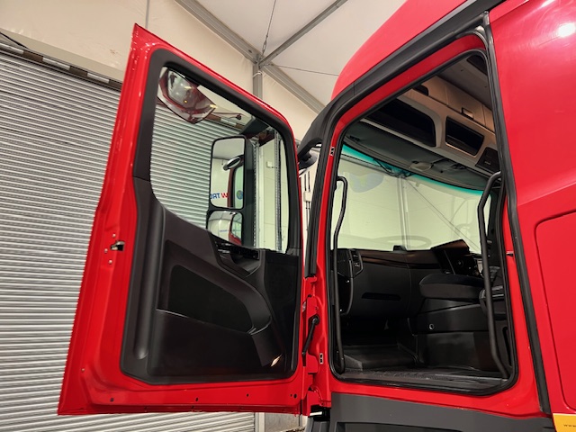 Mercedes Actros 2533 6×2 Sleeper Cab Curtainsider