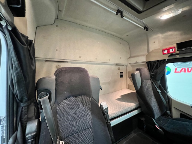 Mercedes Actros 1824 4×2 Sleeper Cab Curtainsider