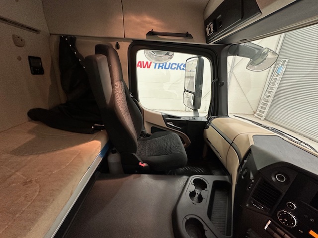 Mercedes Actros 1824 4×2 Sleeper Cab Box Van