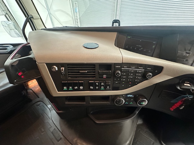 Volvo FH 500 6×2 Midlift Tractor Unit