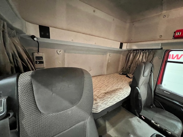 DAF CF 290 6×2 Rear Lift Sleeper Cab Curtainsider