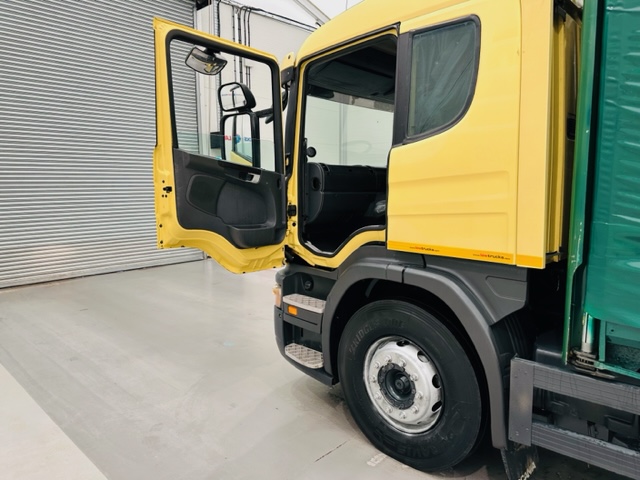 Scania P310 6×2 Sleeper Cab Curtainsider Manual