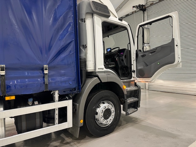 Mercedes 1824 4×2 Day Cab Curtainsider