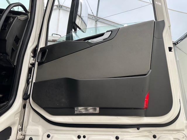 Volvo FH 460 Euro 5 6×2 Tractor Unit Safari Edition