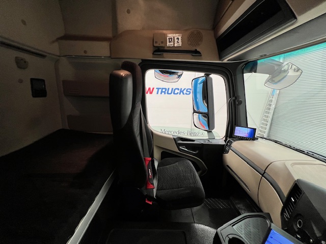 Mercedes Actros 2530 Rear Lift Sleeper Cab Curtainsider