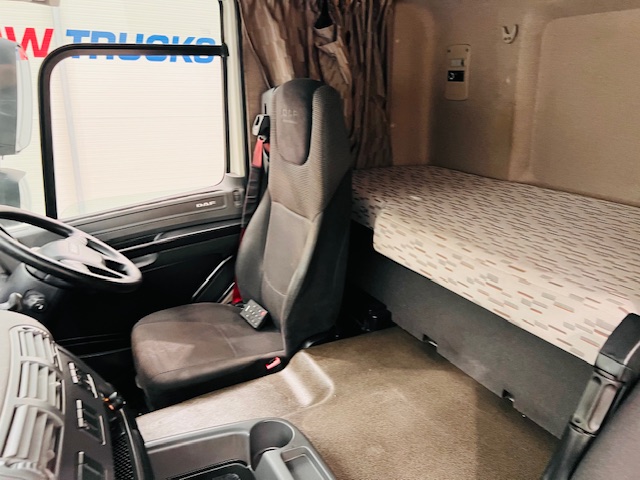DAF CF 220 4×2 Sleeper Cab Curtainsider